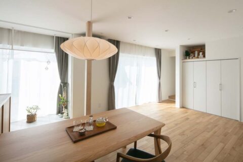 戸建てリノベーション、住工房、リビング収納、オーク無垢材、バブルランプ