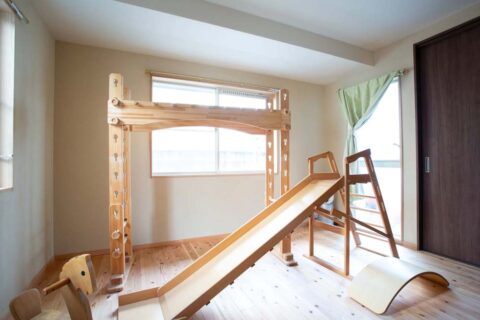 戸建てリノベーション、駿河屋、木の遊具、滑り台、キッズコーナー