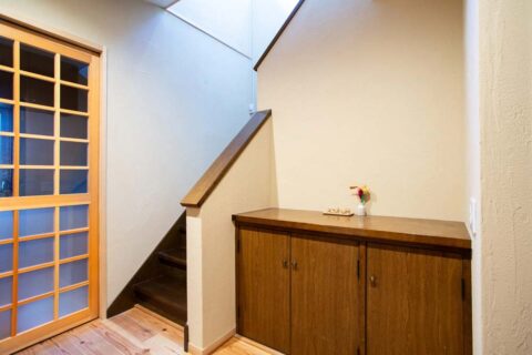 戸建てリノベーション、駿河屋、玄関収納、格子戸、親世帯