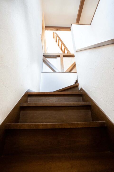 戸建てリノベーション、駿河屋、新旧融合、既存活用、階段室
