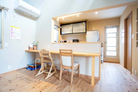 戸建てリノベーション、駿河屋、カウンターテーブル、キッチン収納、ダイニングコーナー