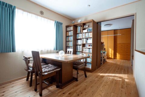戸建てリノベーション、駿河屋、読書コーナー、本棚、ハンガーパイプ