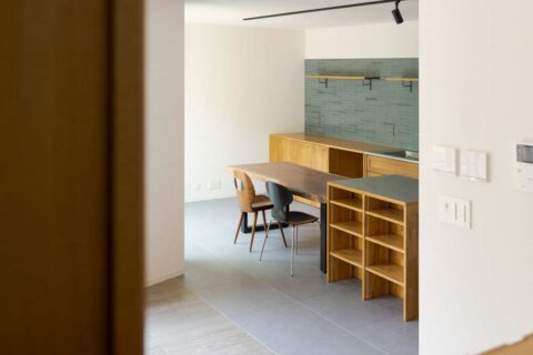 戸建てリノベーション、+Marchitects(プラスエム・アーキテクツ)、タイル壁、タイル床、オープン収納
