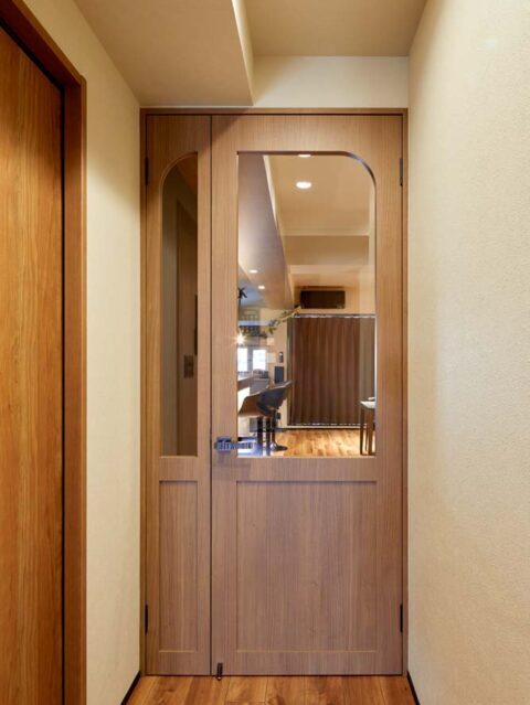 マンションリノベーション、KULABO(クラボ)、ガラス入りドア、4分の1円アール、リビングドア