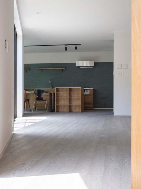 戸建てリノベーション、+Marchitects(プラスエム・アーキテクツ)、回遊動線、アクセントウォール、フローリング