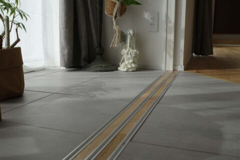 戸建てリノベーション、住工房、インナーテラス、タイル床、観葉植物