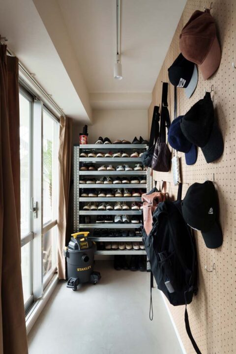 マンションリノベーション、インテリックス空間設計、玄関収納、有孔ボード、見せる収納