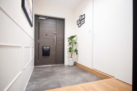 マンションリノベーション、マイリノbyグローバルベイス、玄関土間、玄関収納、アート