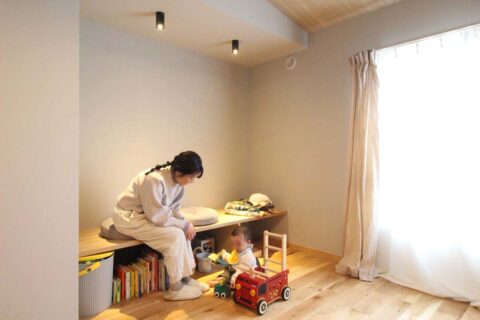 マンションリノベーション、湘南リフォーム、造作ベンチ、絵本収納、キッズスペース