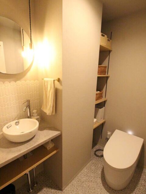 マンションリノベーション、湘南リフォーム、トイレ手洗い、オープン収納、タンクレストイレ