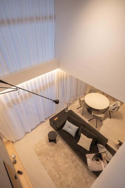 マンションリノベーション、CLOCK(クロック)、間接照明、カーテン、吹き抜け
