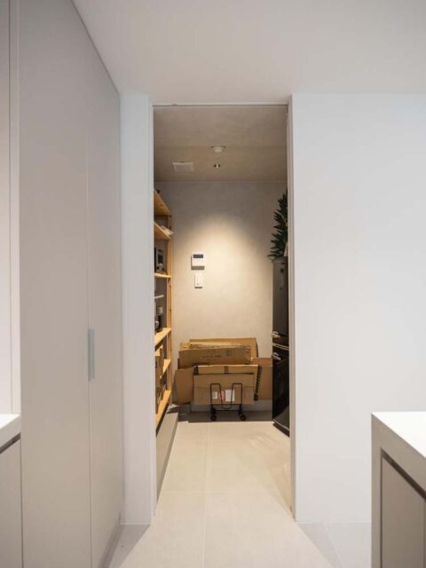 マンションリノベーション、CLOCK(クロック)、パントリー、冷蔵庫置き場、引き戸
