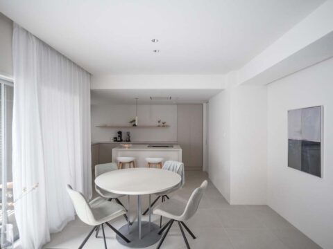 マンションリノベーション、CLOCK(クロック)、オープンキッチン、丸テーブル、モールテックス