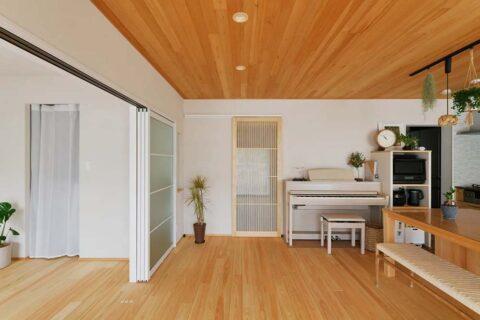 マンションリノベーション、夢工房、ヒノキ無垢材、縦格子、引き戸