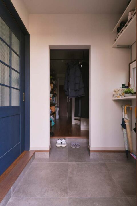 戸建てリノベーション、entrie(エントリエ)、玄関土間、土間収納、格子ドア