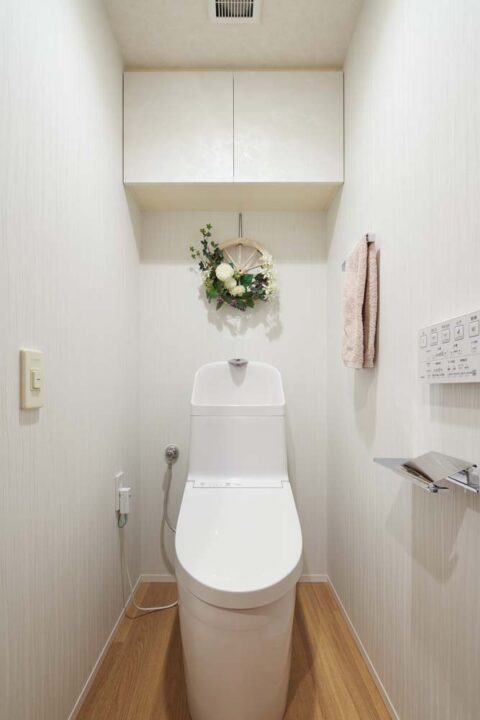 マンションリノベーション、アートリフォーム、白で統一、トイレ収納、手洗い一体式便器