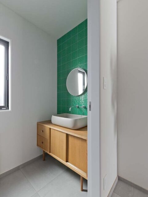 戸建てリノベーション、GLADDEN(グラデン)、タイル壁、トイレ手洗い、アクセントウォール