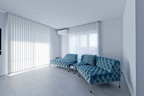 戸建てリノベーション、GLADDEN(グラデン)、タイル床、バーチカルブラインド、ゆったりソファ