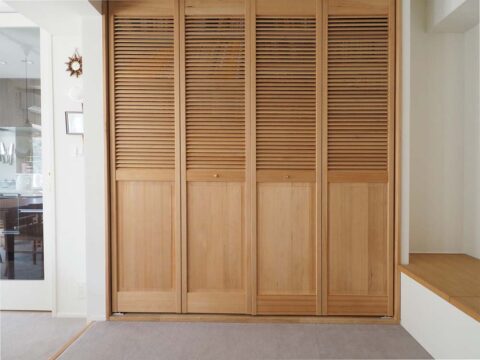 マンションリノベーション、空間社、ライブラリー空間、扉付き本棚、ルーバー扉