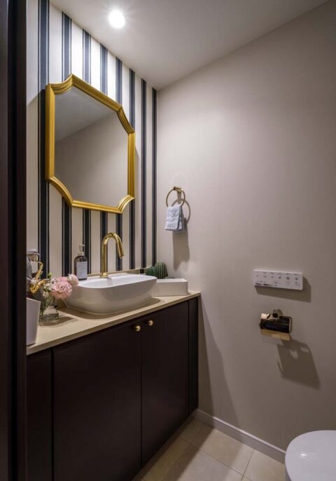 マンションリノベーション、スタイル イズ スティル リビング、トイレ手洗い、ストライプ、トイレ収納