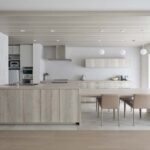 「KULABO(クラボ)」の「LDKのどこからでもテレビを見られるレイアウトに。角部屋ならではの採光を活かしたリノベーション」