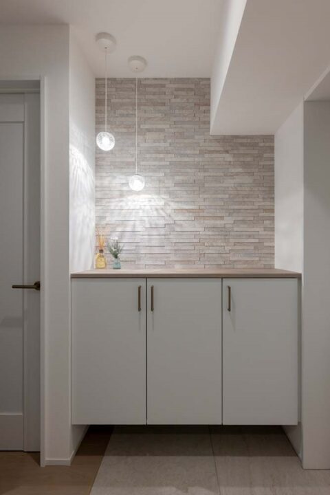 マンションリノベーション、KULABO(クラボ)、エコカラット、玄関収納、陰影