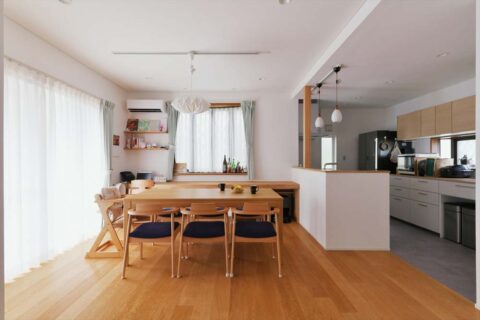 戸建リノベーション　スタイル工房　ダイニングキッチン　造作カウンターデスク　腰壁