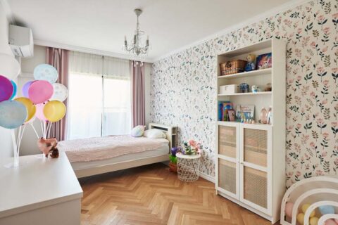 マンションリノベーション、SHUKEN Re(シュウケンアールイー)、子ども部屋、アクセントクロス、シャンデリア