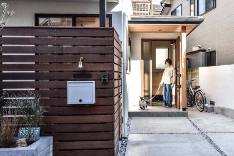 戸建てリノベーション、フィールドガレージ(FIELDGARAGE)、ウッドフェンス、玄関移動、玄関アプローチ