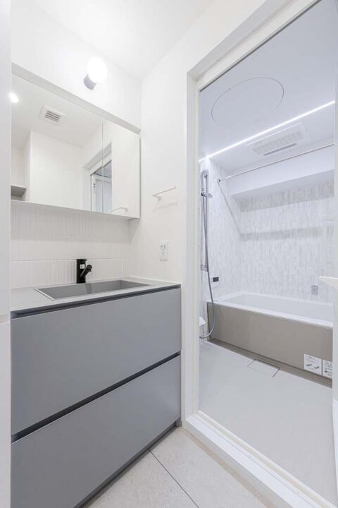 マンションリノベーション、フレッシュハウス、透明ガラス扉、白、引き出し収納