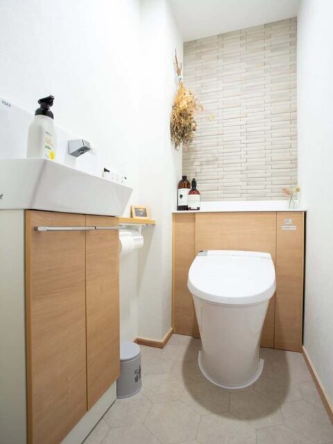 マンションリノベーション、駿河屋、アクセントウォール、トイレ手洗い器、木目