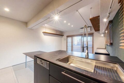 マンションリノベーション、フレッシュハウス、対面式キッチン、ダウンライト、飾り棚