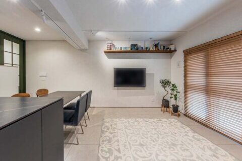 マンションリノベーション、フレッシュハウス、床座リビング、壁掛けテレビ、オープン棚