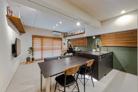 マンションリノベーション、フレッシュハウス、ワークスペース、木製ブラインド、サイドキッチンスタイル