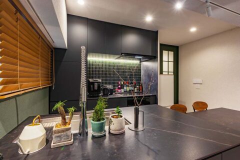 マンションリノベーション、フレッシュハウス、フラットカウンター、大理石調、タイル壁