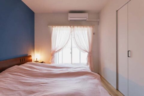 マンションリノベーション、夢工房、寝室、アクセントウォール、センタークロスカーテン