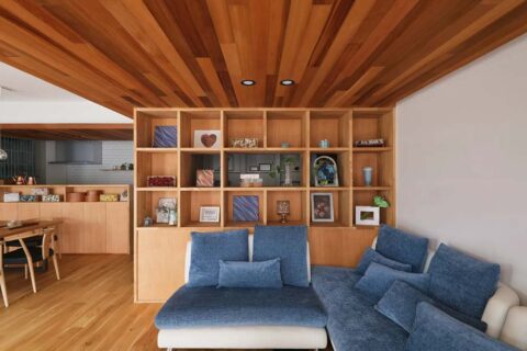 マンションリノベーション、夢工房、ヴィンテージ感、青いソファ、造作収納