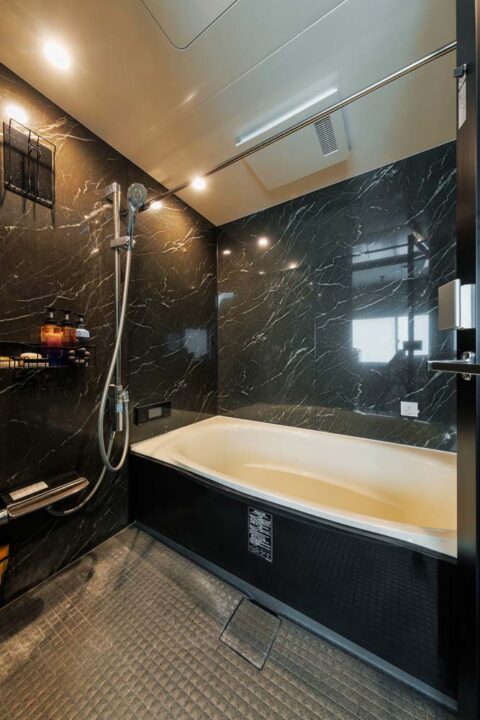 戸建てリノベーション、One's Life Home、鏡面調、ハンガーパイプ、浴室換気乾燥機