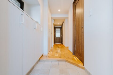 マンションリノベーション、湘南リフォーム、玄関収納、タイル床、デオライト