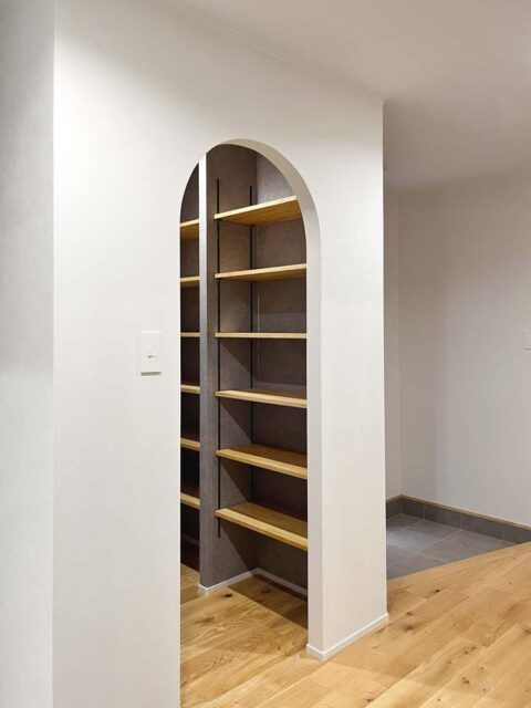 戸建てリノベーション、a.design(エーデザイン)、WIC、アーチ開口、玄関収納