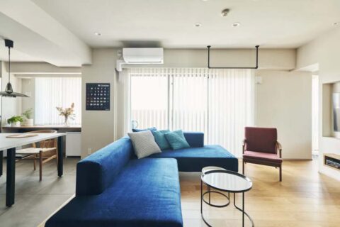 マンションリノベーション、SHUKEN Re(シュウケンアールイー)、ハンガーパイプ、L型ソファ、バーチカルブラインド