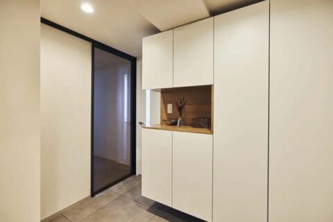 マンションリノベーション、SHUKEN Re(シュウケンアールイー)、玄関収納、フラット扉、飾り棚