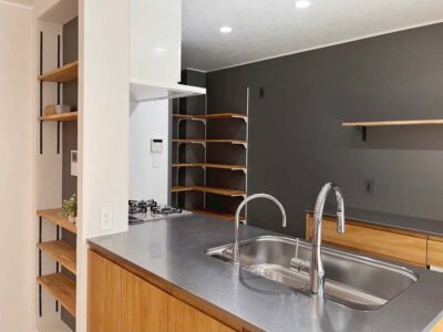 「a.design(エーデザイン)」のリノベーション事例「収納充実の広いキッチンをプランした3階建てフルリノベ。玄関ホールには大容量のクローゼットも」
