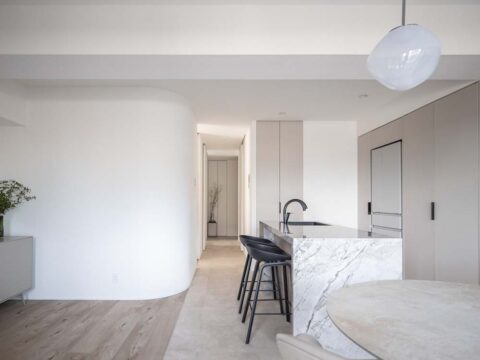 マンションリノベーション、CLOCK(クロック)、アール壁、アイランドキッチン、壁面収納