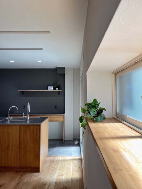 戸建てリノベーション、a.design(エーデザイン)、アクセントウォール、オープンキッチン、飾り棚
