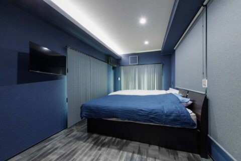 戸建てリノベーション、One's Life Home、ベッドルーム、間接照明、壁掛けテレビ