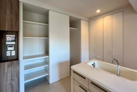 マンションリノベーション、+Marchitects(プラスエム・アーキテクツ)、引き戸、冷蔵庫収納、パントリー