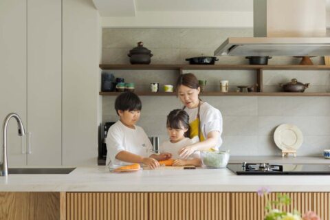 マンションリノベーション、+Marchitects(プラスエム・アーキテクツ)、キッチン収納、飾り棚、フラットカウンター