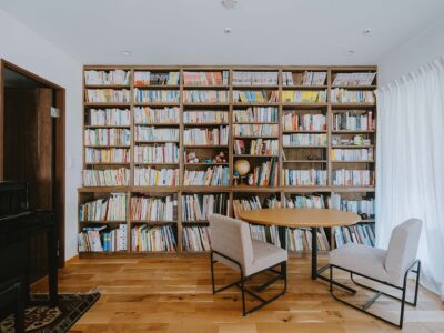 「湘南リフォーム」のマンションリノベーション事例「リビングの壁一面を本棚に。キッチンの工夫でスムーズな動線も確保したマンションリノベーション」