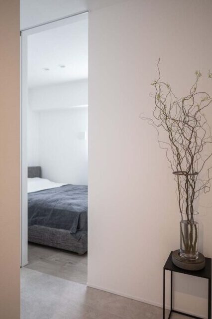 マンションリノベーション、CLOCK(クロック)、寝室、引き戸、モノトーン